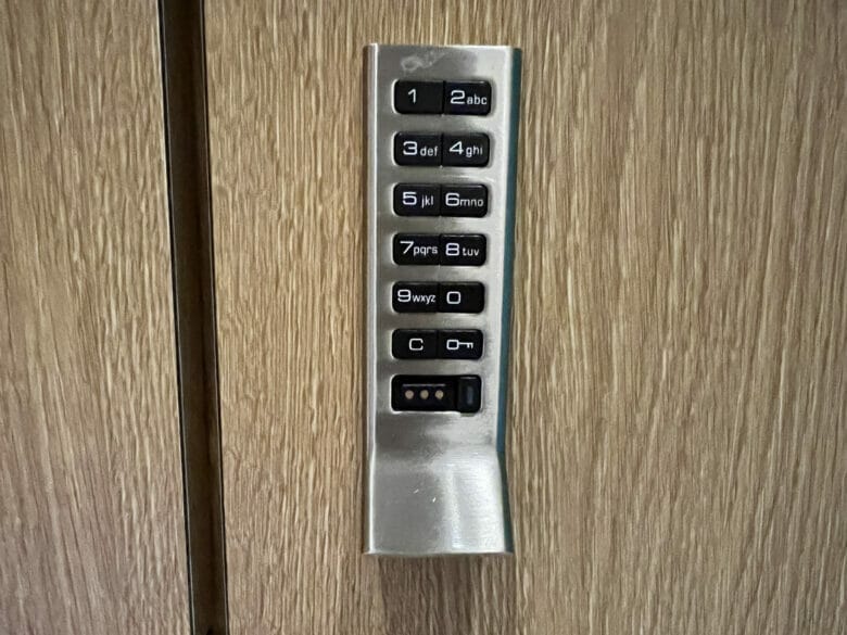 W大阪　プール　料金　無料　時間　予約　水着レンタル　プラチナ　宿泊者以外　子供 タトゥー